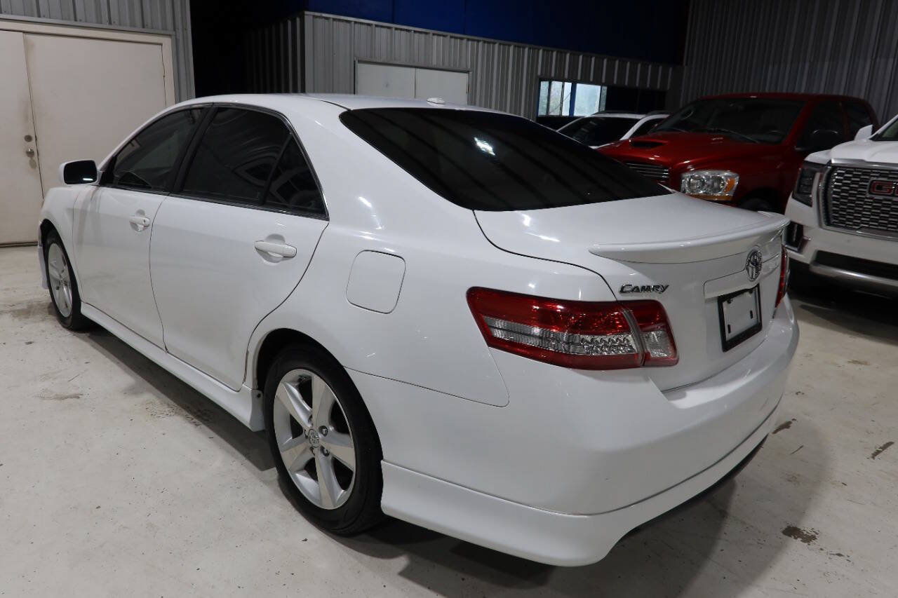 Used 2011 Toyota Camry SE w/ SE Extra-Value Pkg #1 FWD image 3