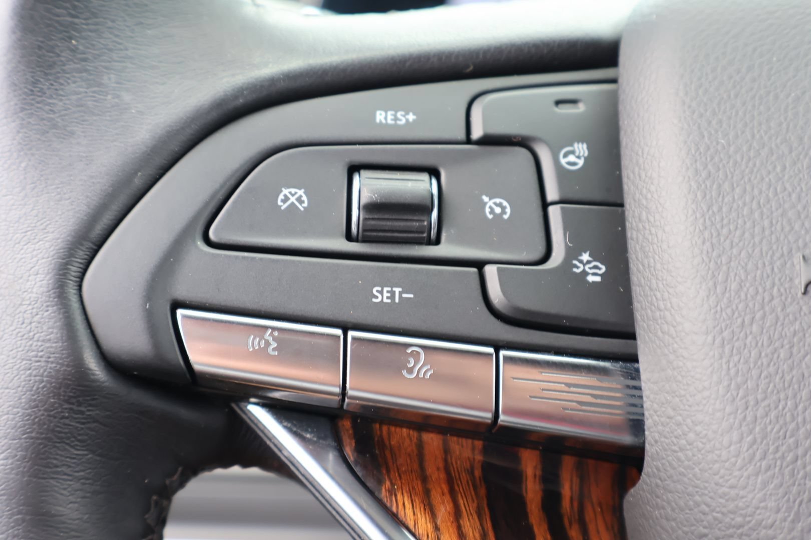 Certified 2022 Cadillac Escalade Luxury RWD image 24