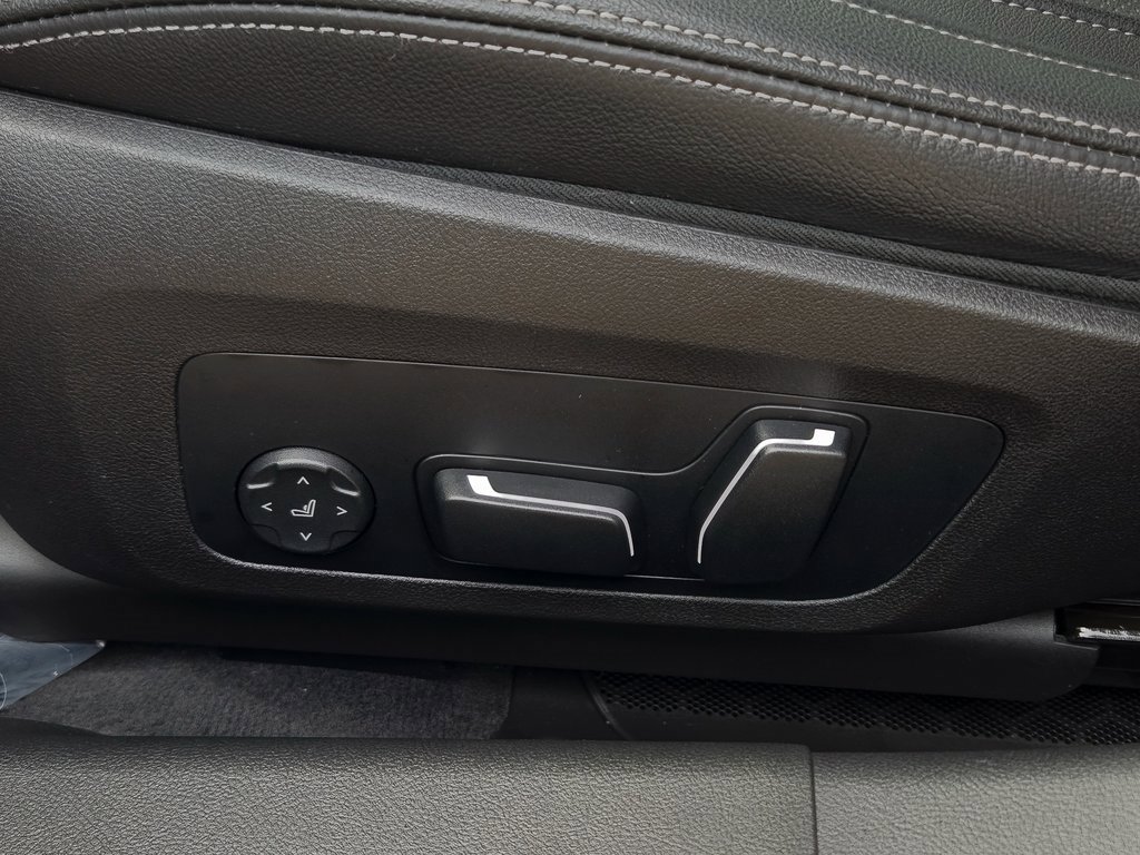 Used 2025 BMW 330i Sedan w/ Convenience Package image 11
