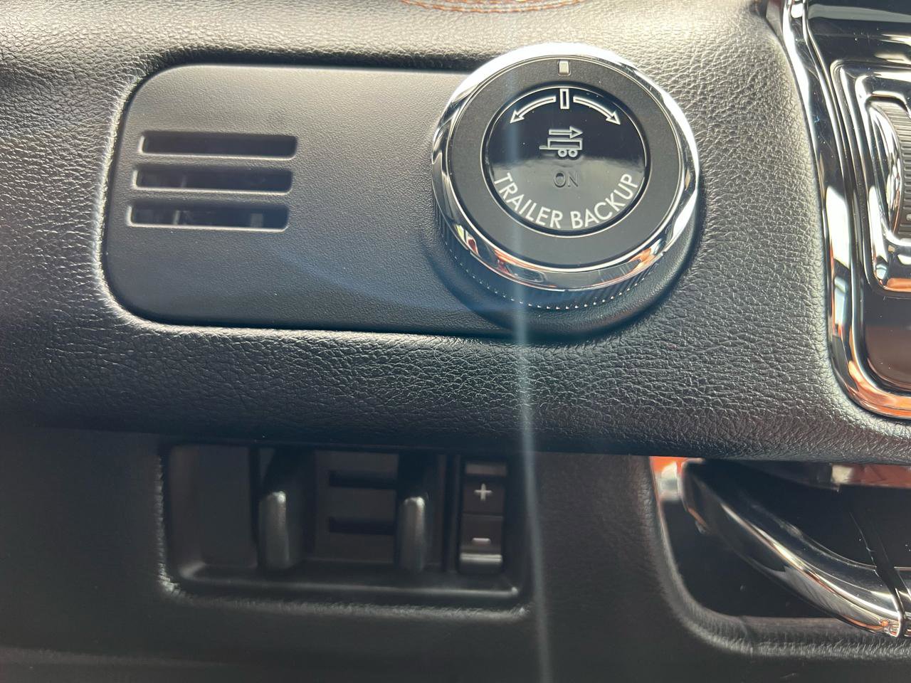 Used 2019 Lincoln Navigator Reserve image 27