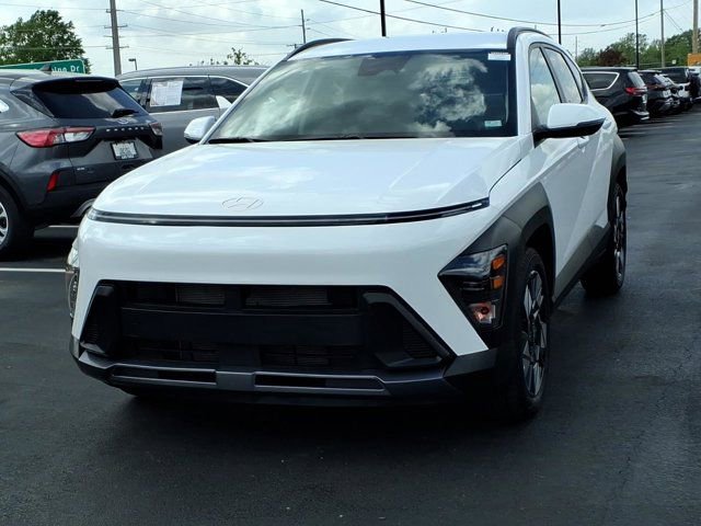 Used 2025 Hyundai Kona SEL FWD image 2