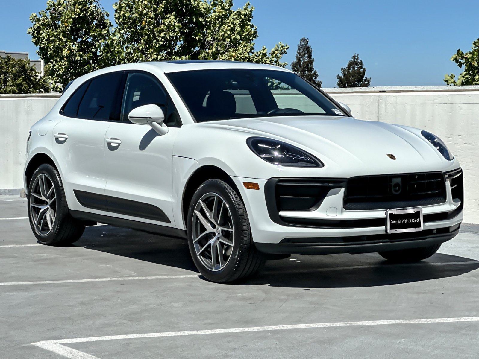 Certified 2024 Porsche Macan AWD/4WD image 11