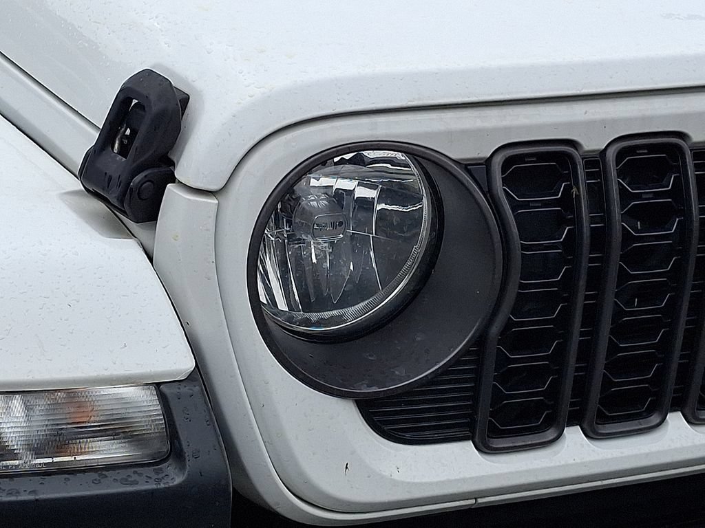 Used 2024 Jeep Gladiator Sport AWD/4WD image 9