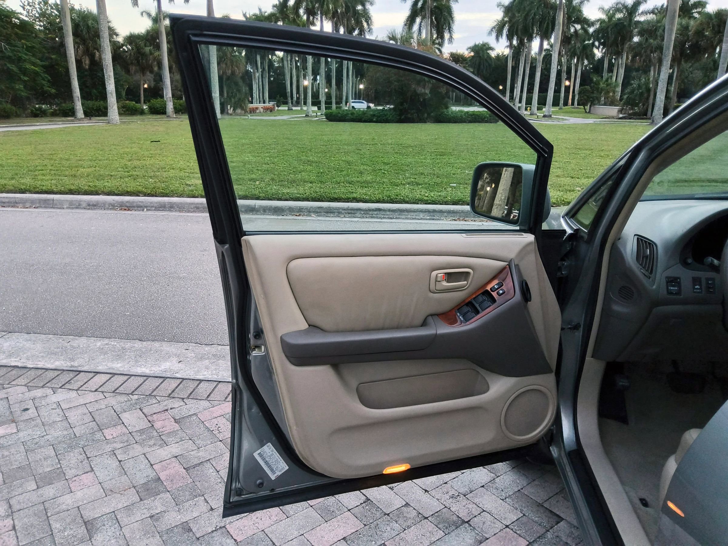 Used 2000 Lexus RX 300 4WD w/ Premium Pkg image 9