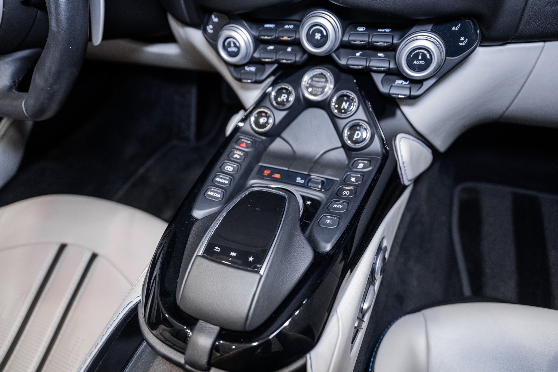 Used 2021 Aston Martin V8 Vantage Roadster RWD image 32