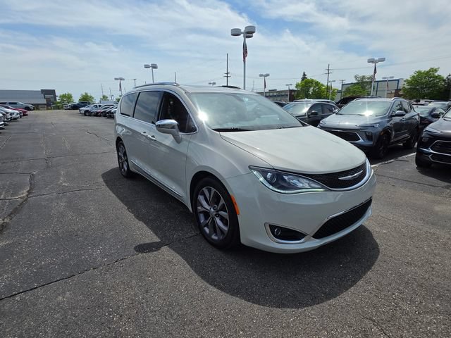 Used 2020 Chrysler Pacifica Limited FWD image 3