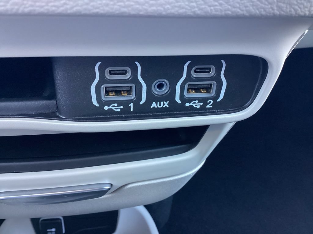 Used 2024 Chrysler Pacifica Touring-L FWD image 23