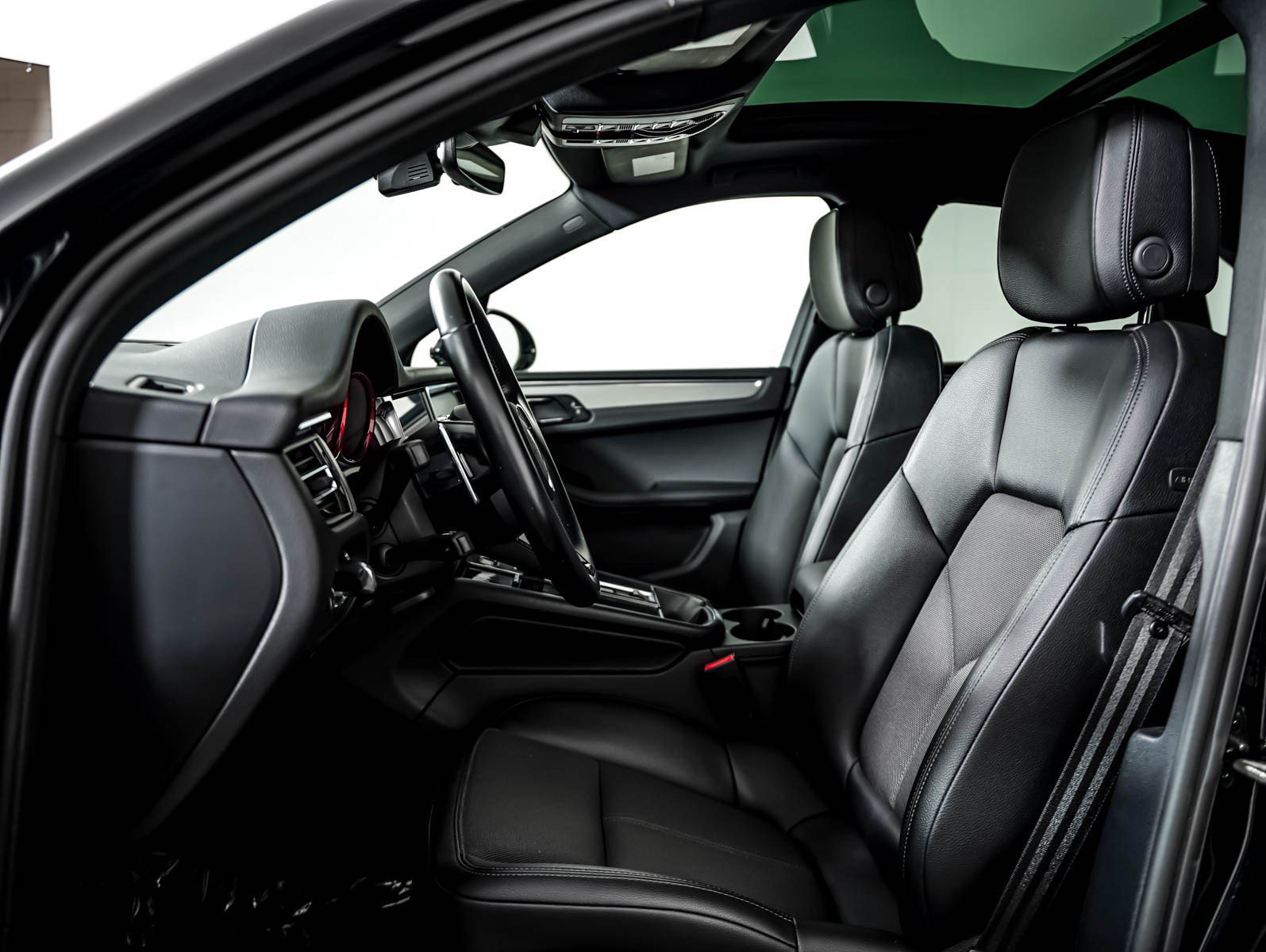 Certified 2023 Porsche Macan S AWD/4WD image 5