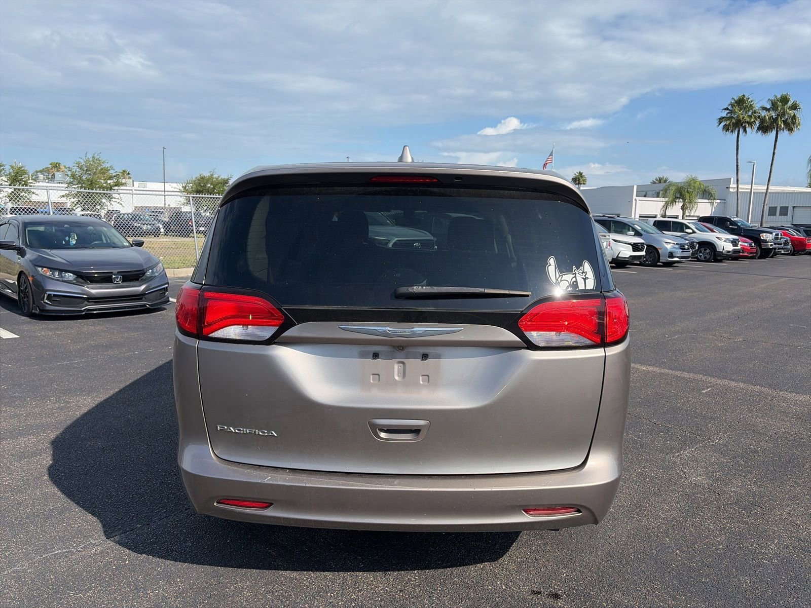 Used 2017 Chrysler Pacifica Touring FWD image 6
