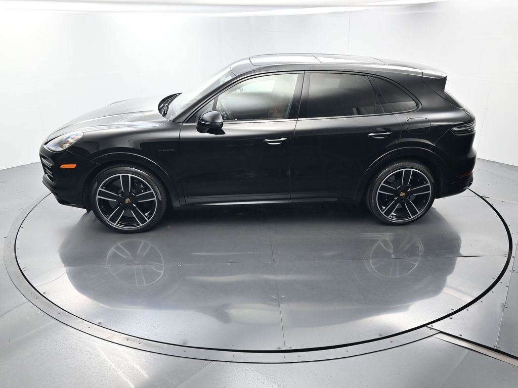 Certified 2022 Porsche Cayenne Turbo S AWD/4WD image 36