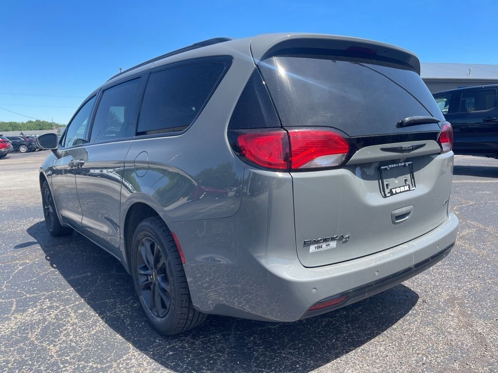 Used 2020 Chrysler Pacifica Touring-L w/ Premium Audio Group AWD/4WD image 4