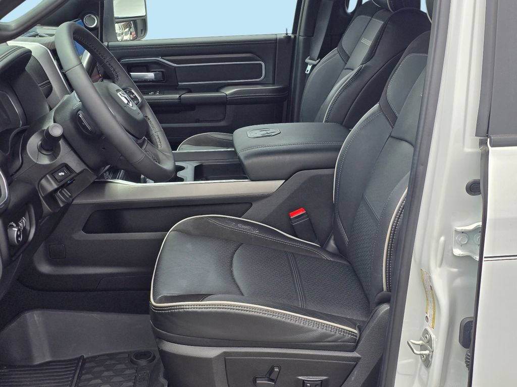 Used 2025 RAM 3500 Laramie AWD/4WD image 17