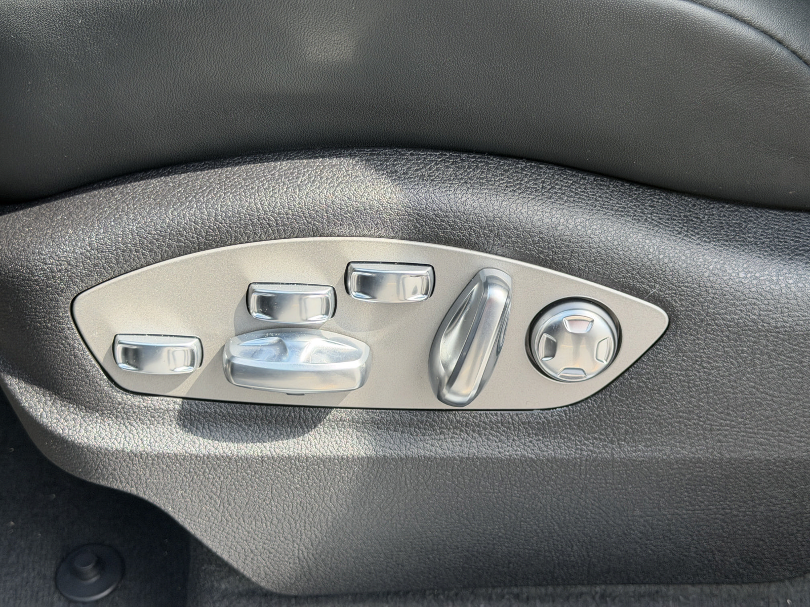 New 2026 Porsche Macan AWD/4WD image 25