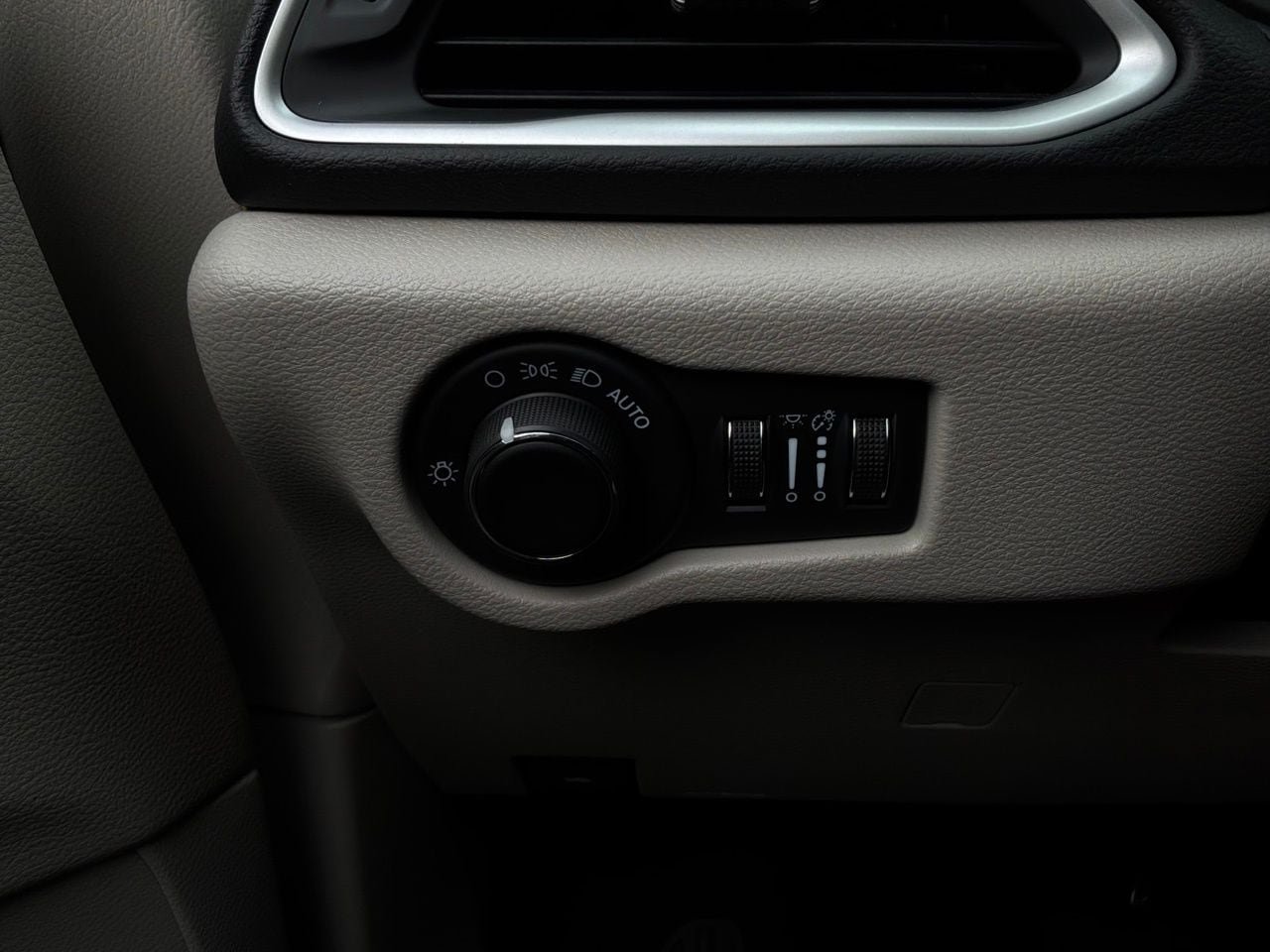Used 2024 Chrysler Voyager LX FWD image 25