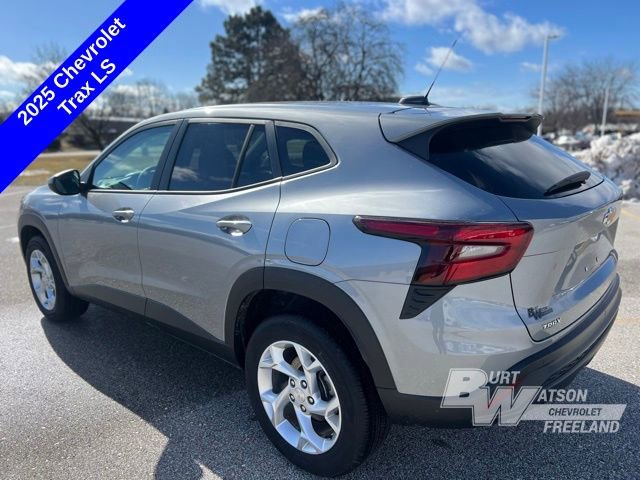 Used 2025 Chevrolet Trax LS w/ LS Convenience Package image 4