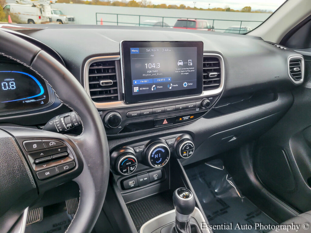 Used 2024 Hyundai Venue SEL image 24