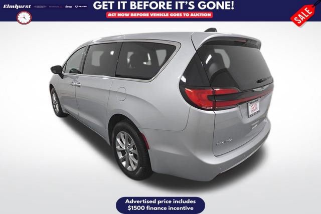 Used 2024 Chrysler Pacifica Touring-L image 3
