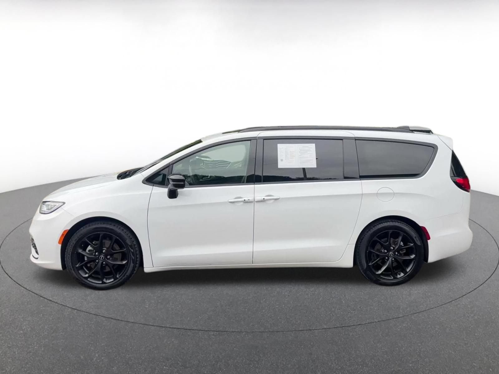 Used 2025 Chrysler Pacifica Limited FWD image 8