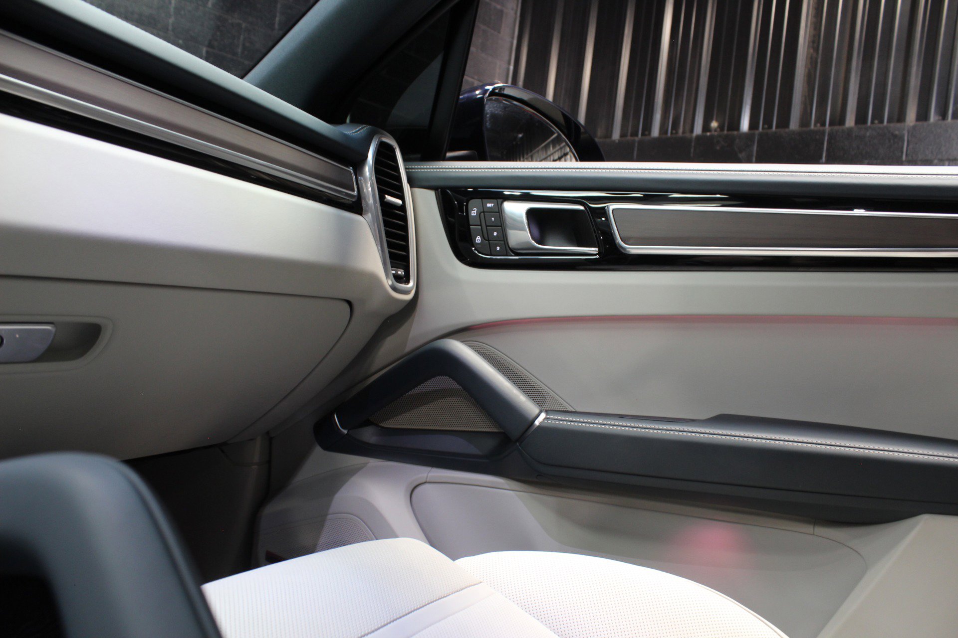 Used 2023 Porsche Cayenne Platinum Edition image 54