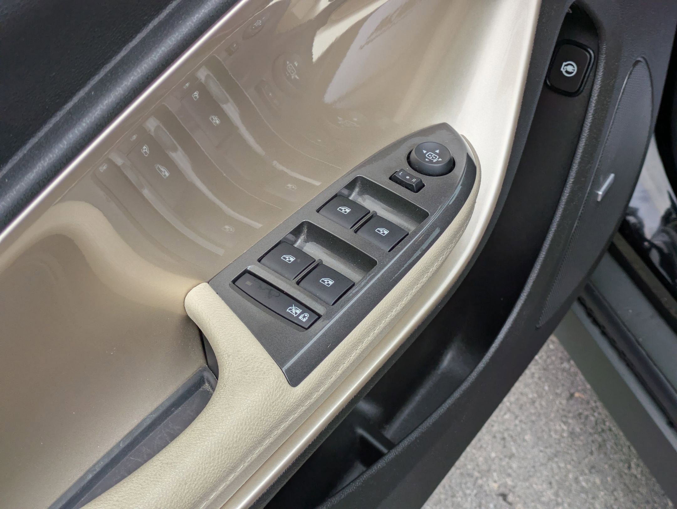 Used 2012 Chevrolet Volt Premium w/ Premium Trim Package image 12