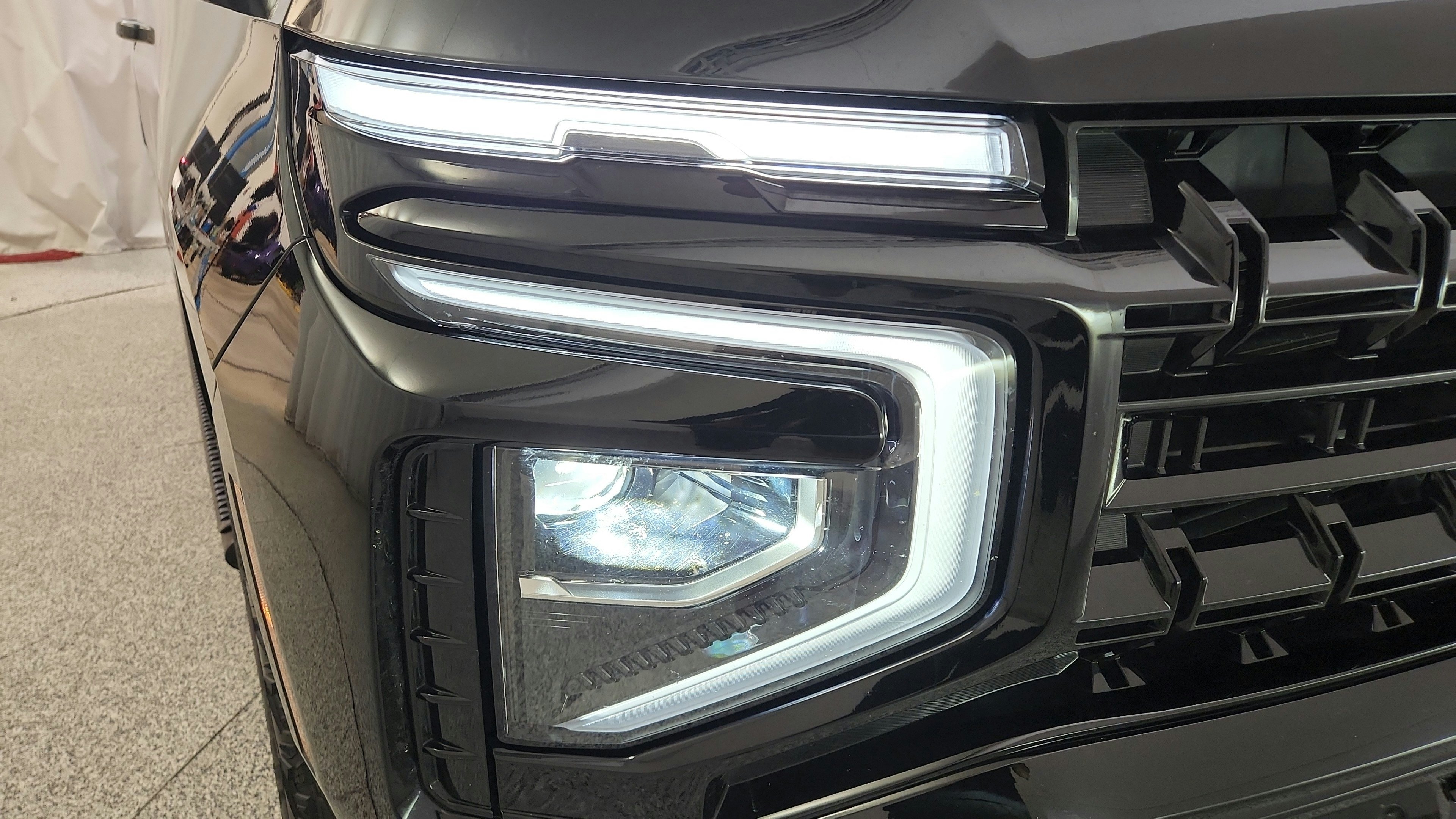 Used 2025 Chevrolet Suburban Z71 AWD/4WD image 35