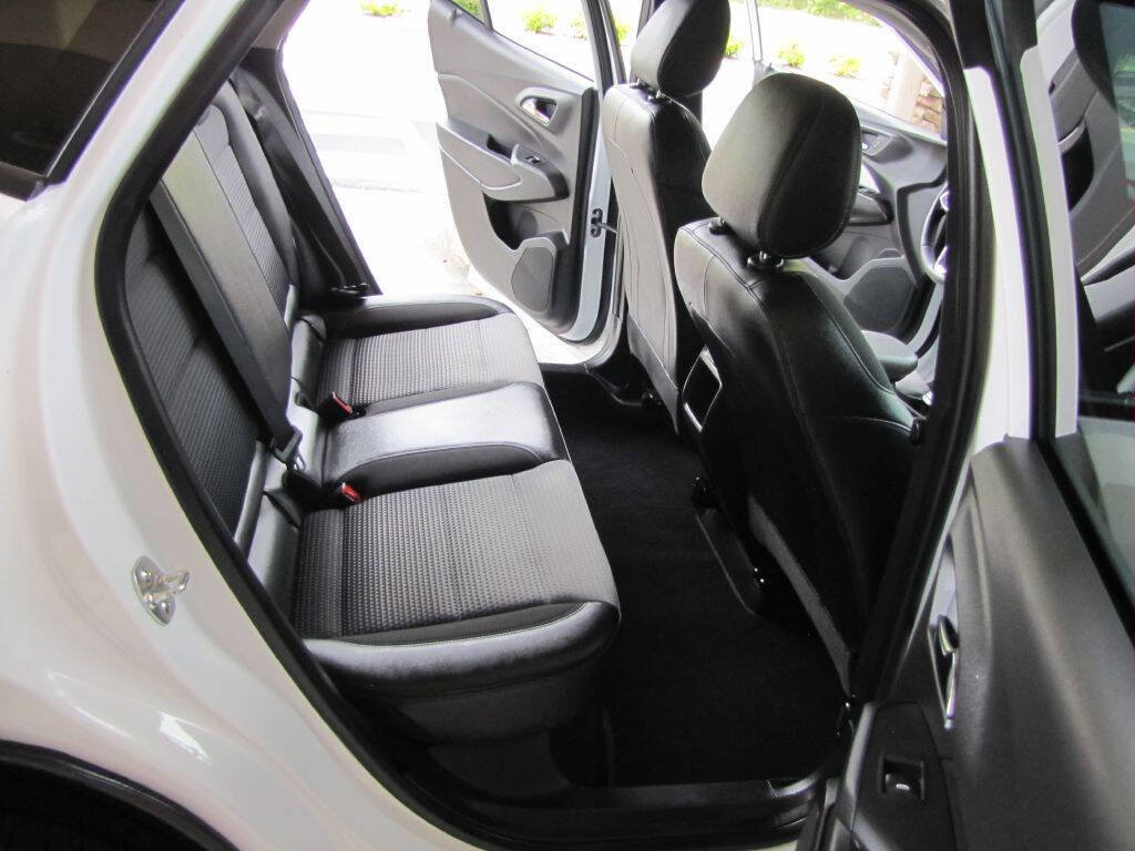 Used 2025 Chevrolet Trax LT w/ Driver Confidence Package FWD image 19