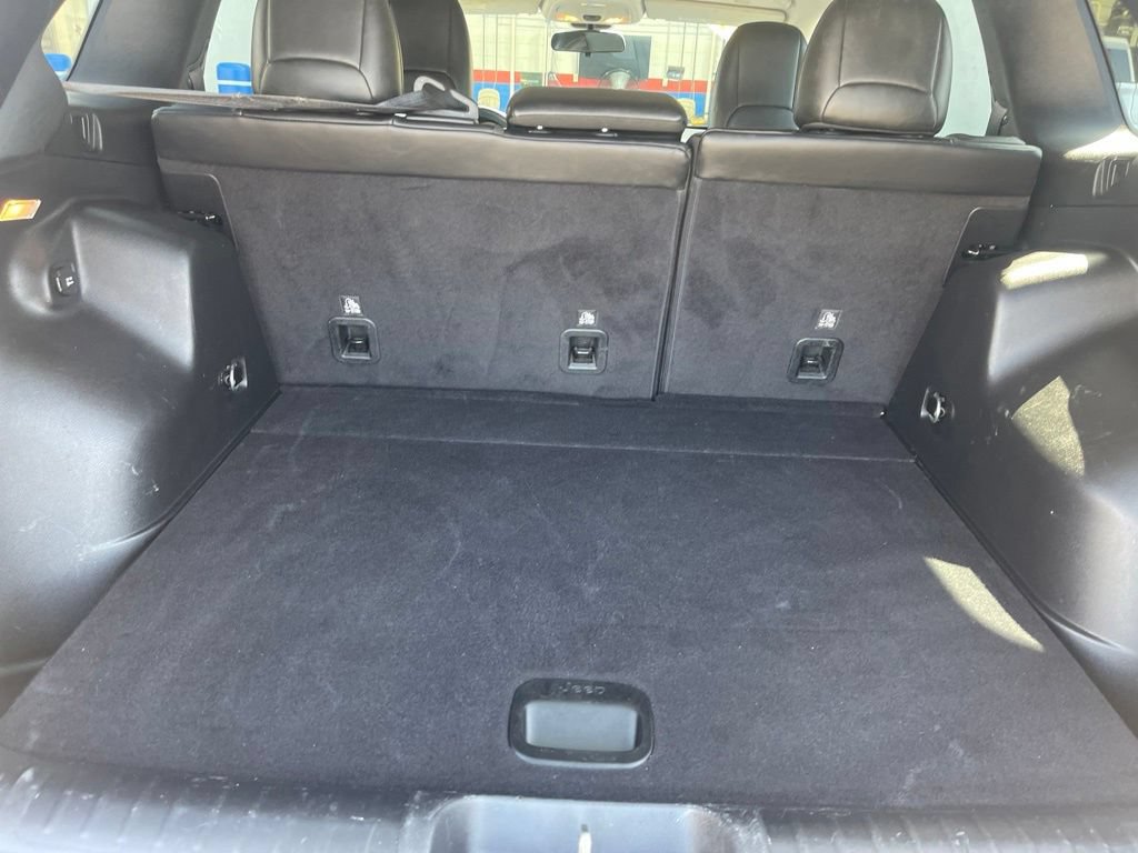 Used 2019 Jeep Cherokee Latitude Plus w/ Cold Weather Group AWD/4WD image 19