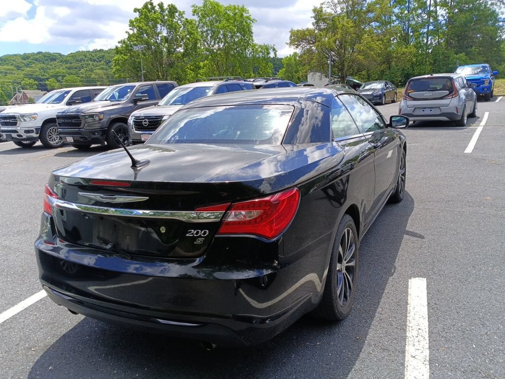 Used 2011 Chrysler 200 S FWD image 4