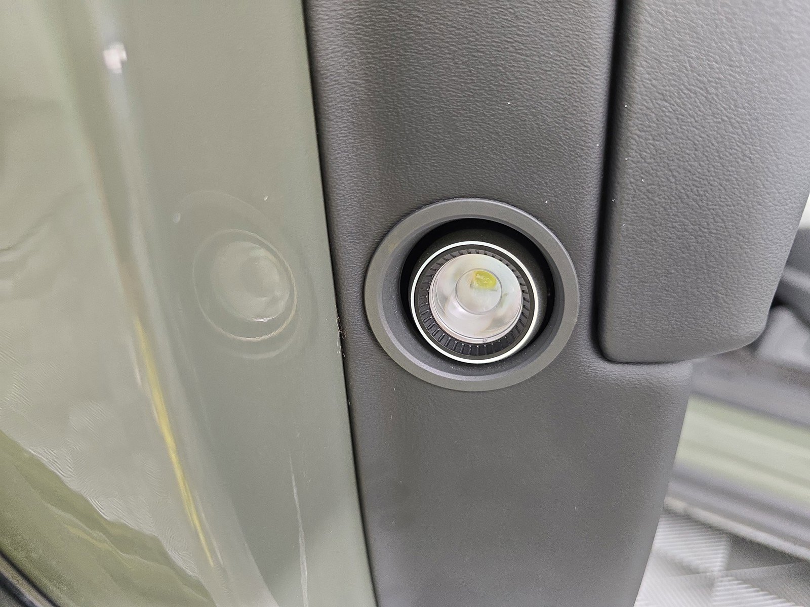 Used 2023 Rivian R1S Launch Edition image 32