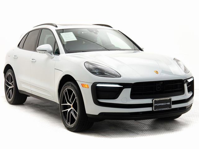 Certified 2025 Porsche Macan AWD/4WD image 32