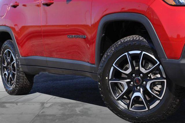 Used 2025 Jeep Compass Trailhawk AWD/4WD image 3