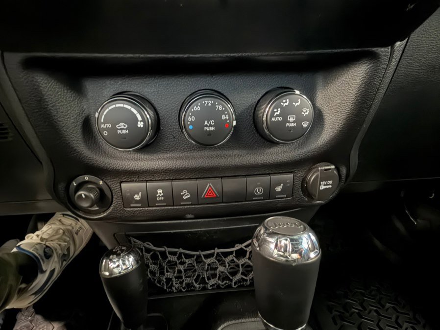 Used 2013 Jeep Wrangler Unlimited Rubicon w/ Connectivity Group image 41