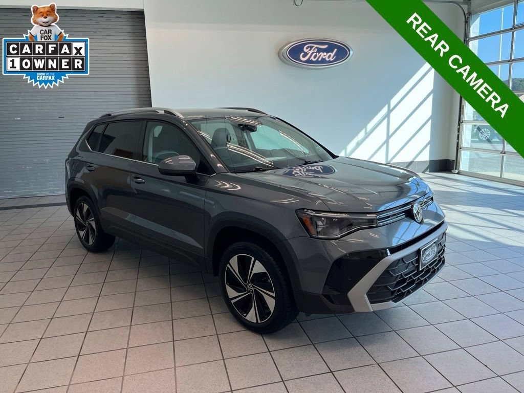 Used 2025 Volkswagen Taos SE AWD/4WD image 1