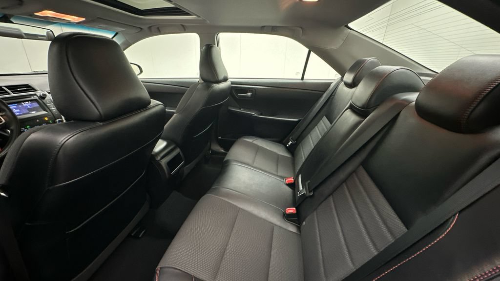 Used 2016 Toyota Camry SE w/ Moonroof Package FWD image 10
