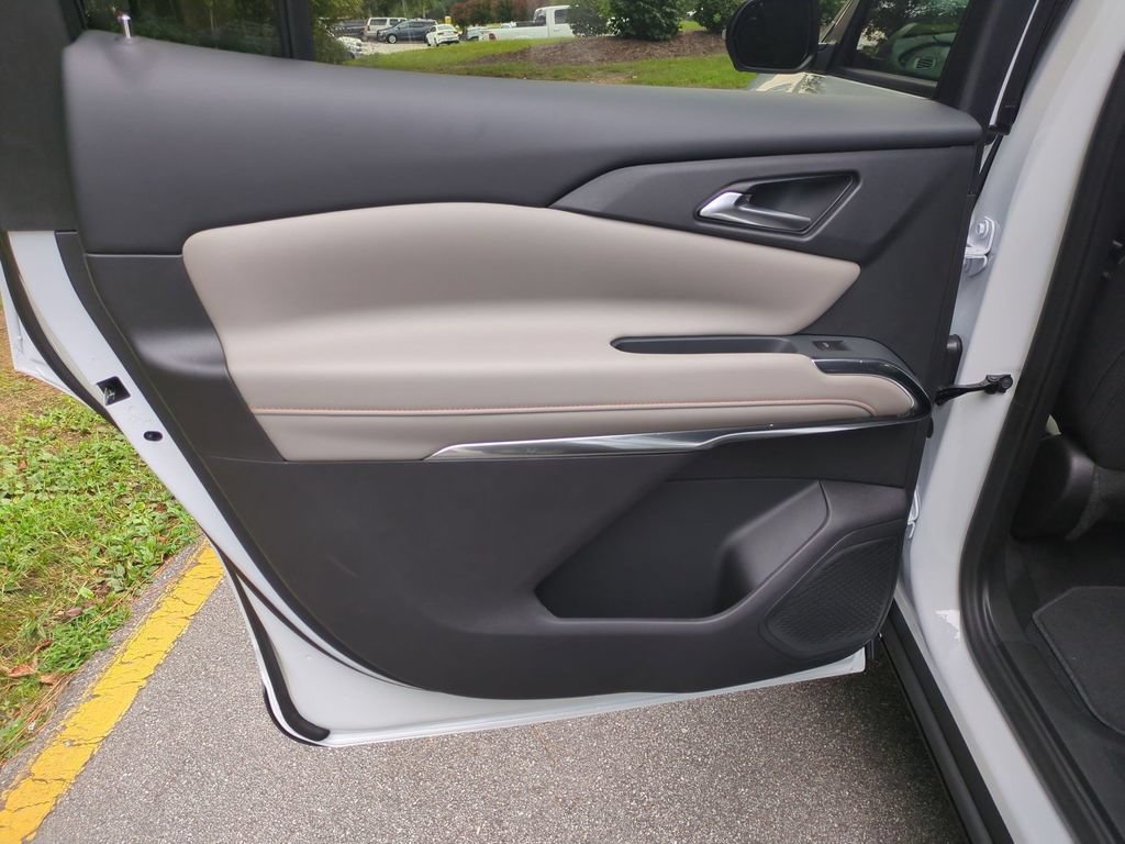 New 2027 Chevrolet Traverse LT w/ Driver Confidence Package FWD image 28