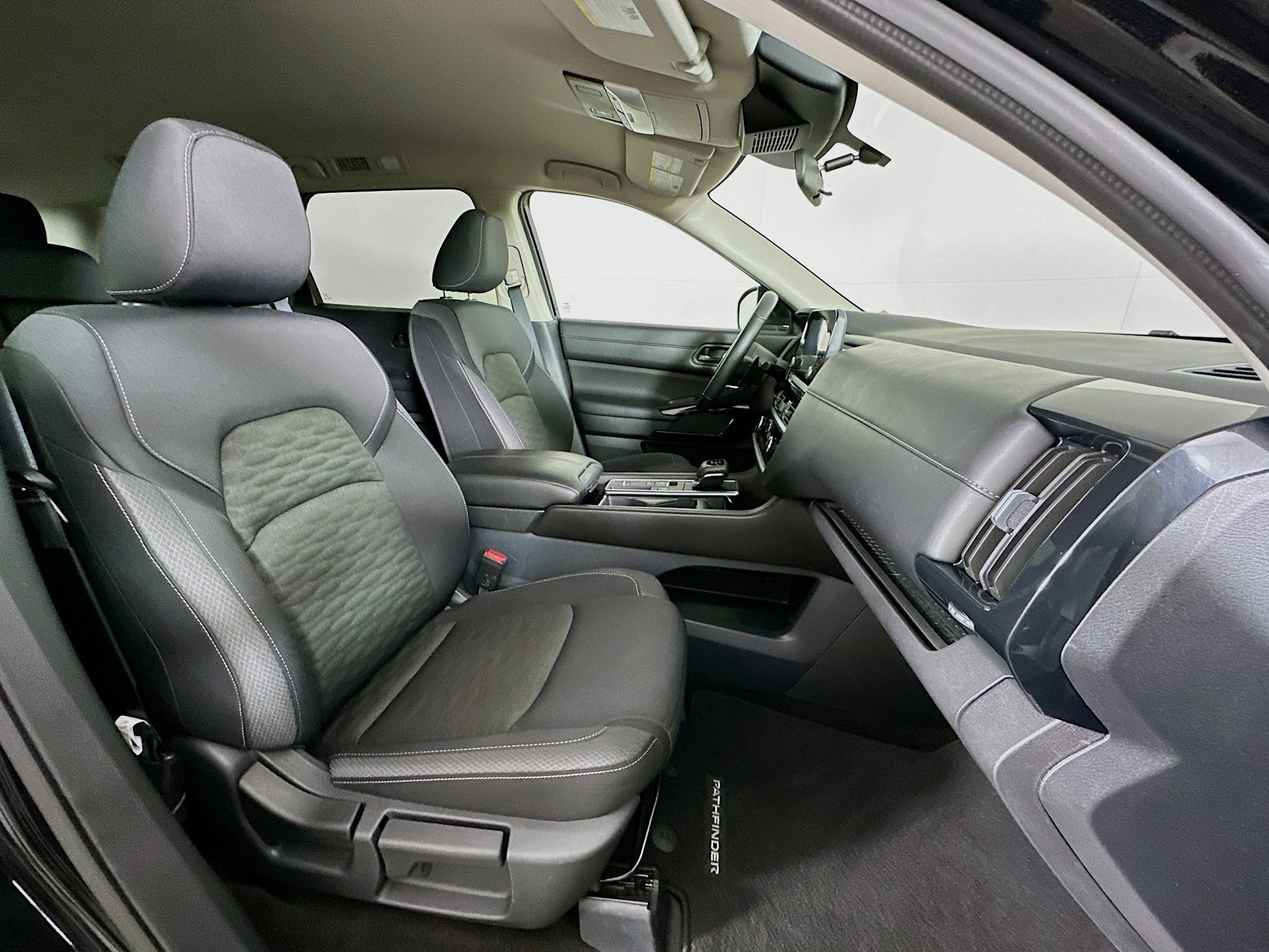 Used 2025 Nissan Pathfinder SV image 32