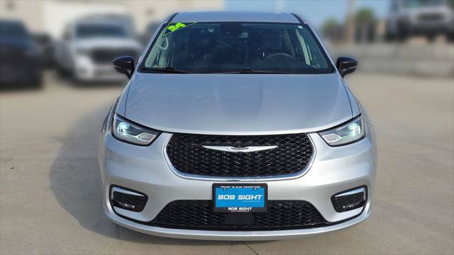 Certified 2024 Chrysler Pacifica Touring-L FWD image 9