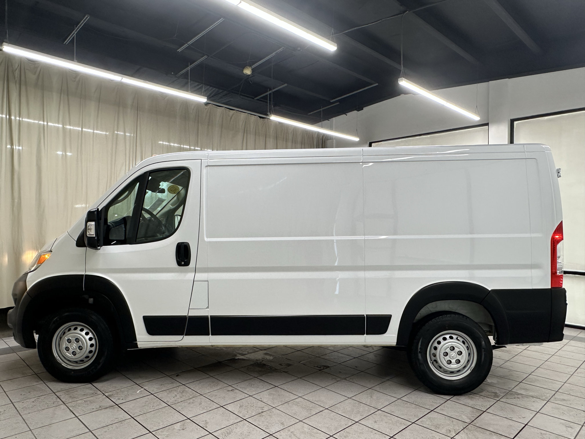 Used 2025 RAM ProMaster 2500 w/ U-Haul Equipment Group FWD image 10