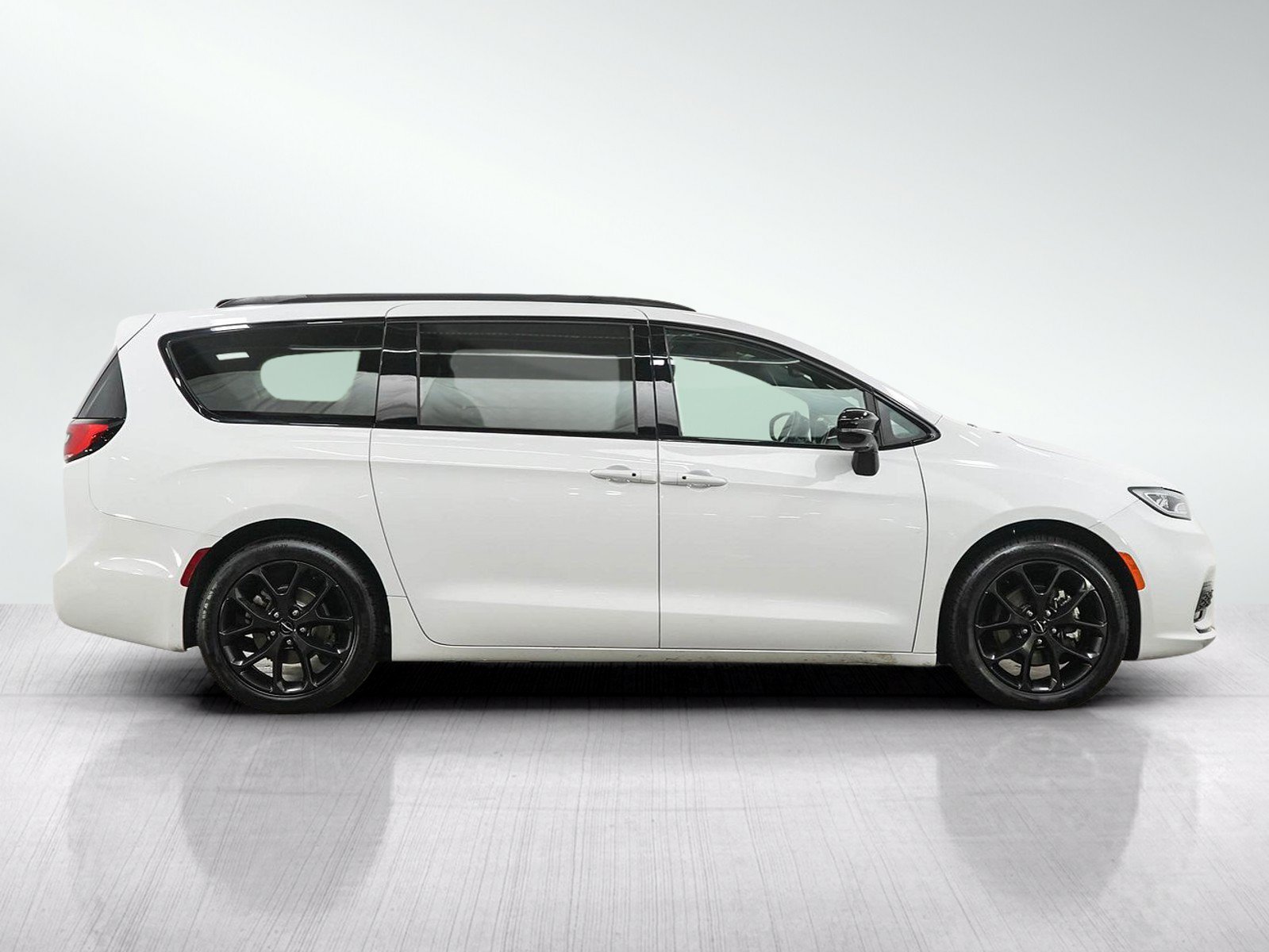 Used 2025 Chrysler Pacifica Limited FWD image 6