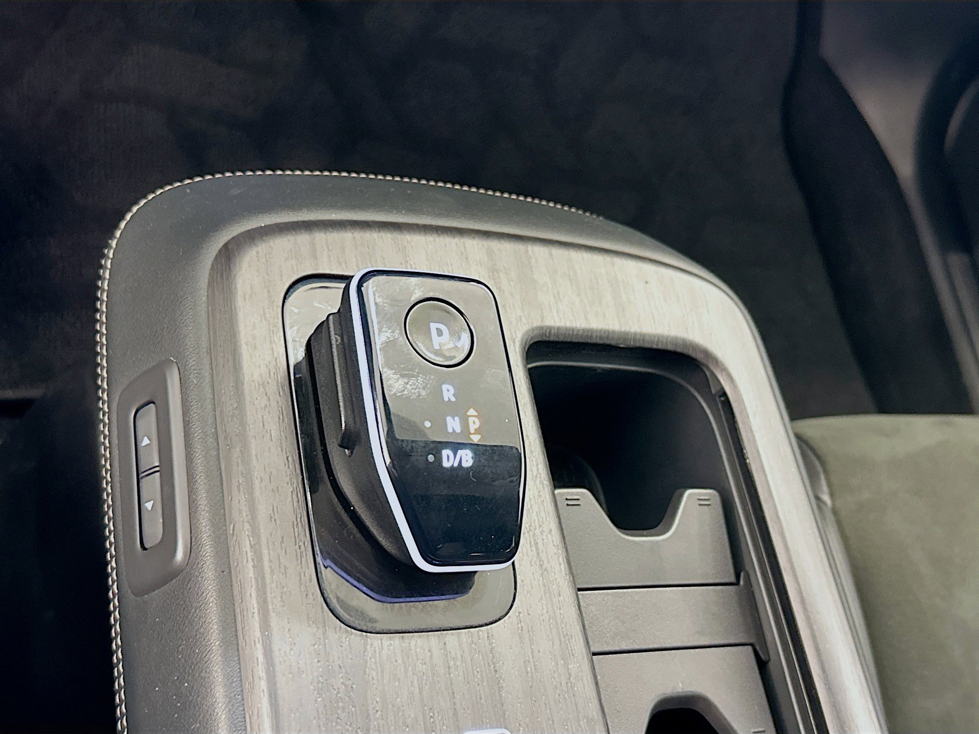 Used 2024 Nissan Ariya AWD image 25