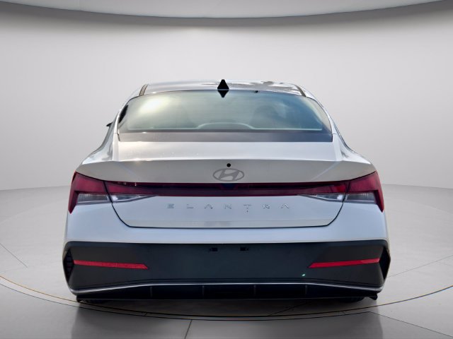 New 2026 Hyundai Elantra SE FWD image 4