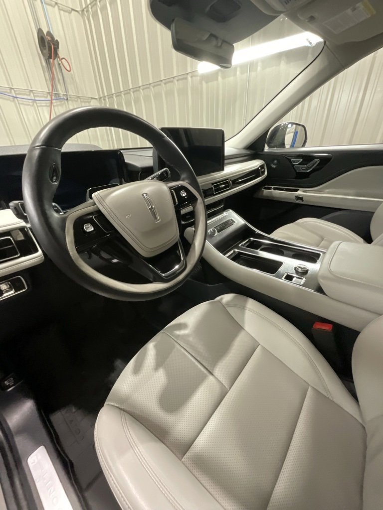 Used 2025 Lincoln Aviator Premiere w/ Jet Appearance Package image 9