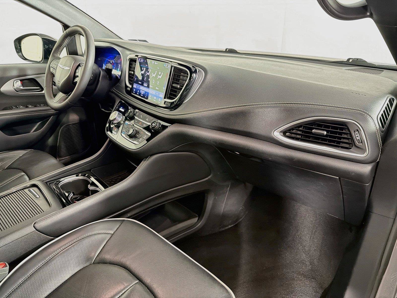 Used 2025 Chrysler Pacifica Limited FWD image 32