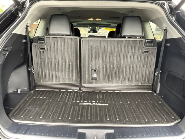 Used 2021 Toyota Highlander XLE AWD/4WD image 35