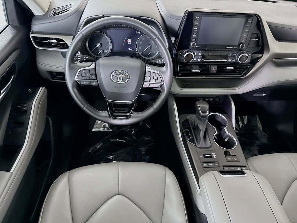 Used 2021 Toyota Highlander XLE image 3