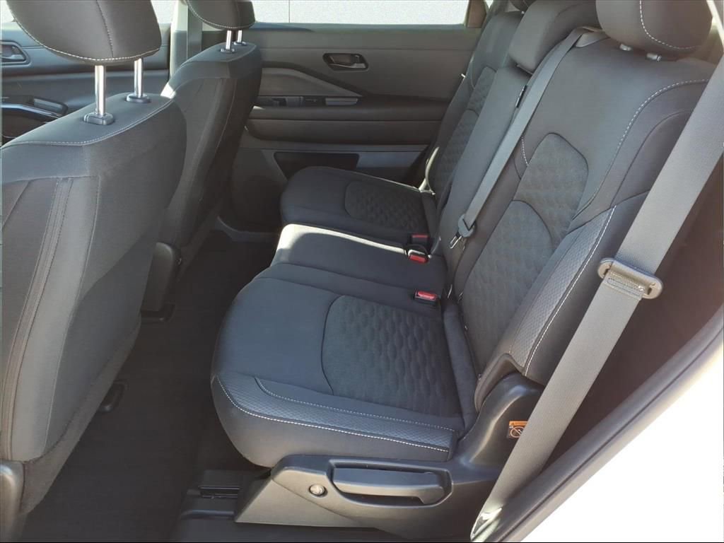 Used 2024 Nissan Pathfinder S image 12