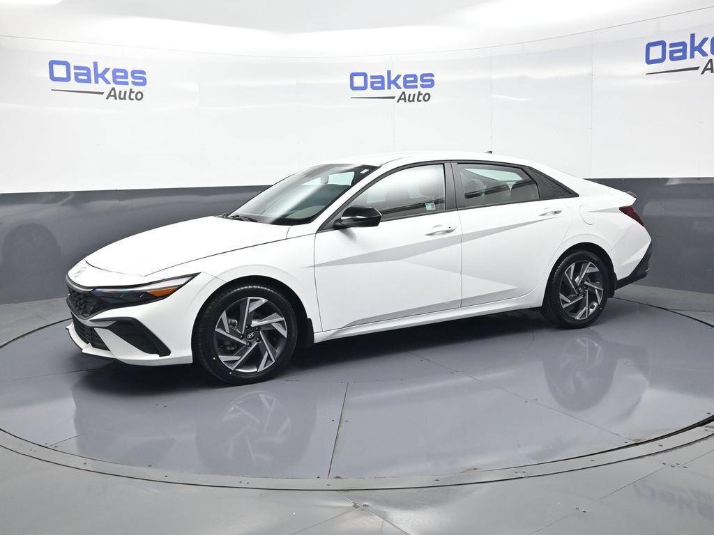 Used 2025 Hyundai Elantra Sport FWD image 4