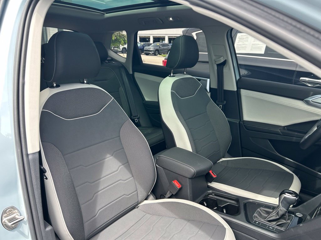 Certified 2025 Volkswagen Taos SE w/ Panoramic Sunroof Package FWD image 43