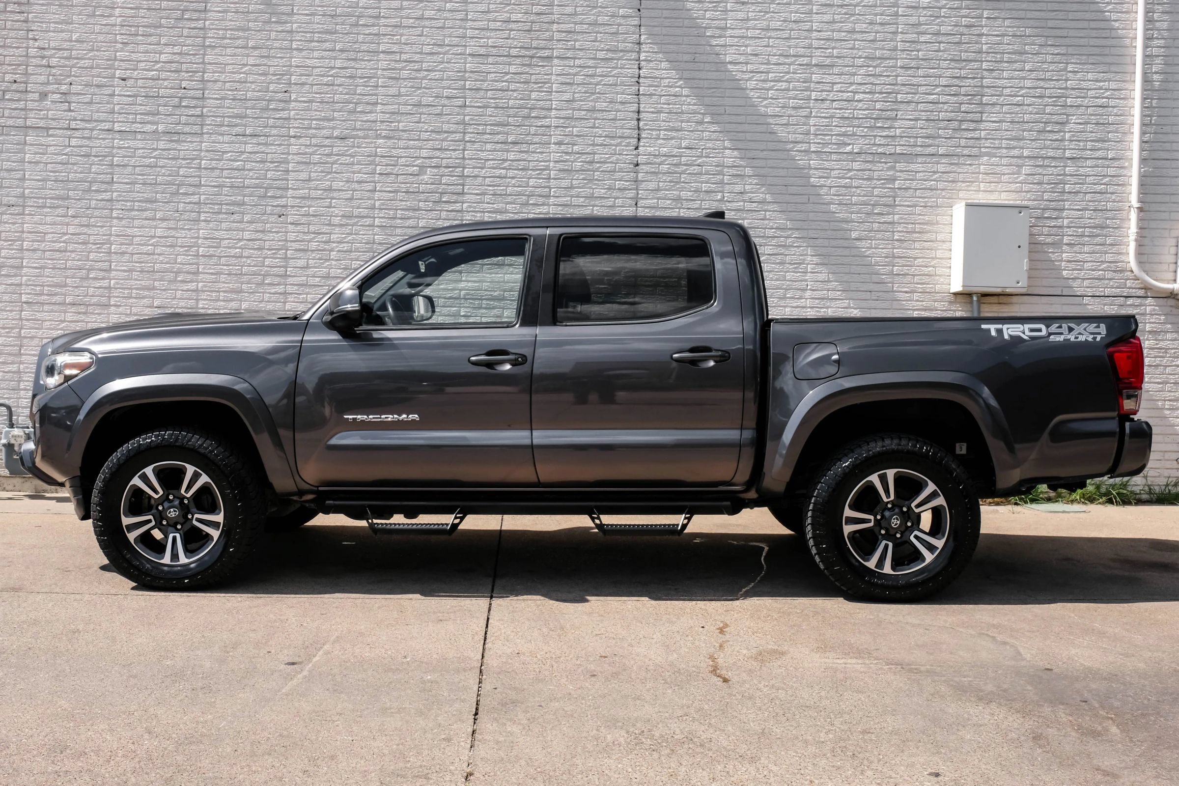 Used 2017 Toyota Tacoma TRD Sport w/ Tow Package (A/T) AWD/4WD image 10