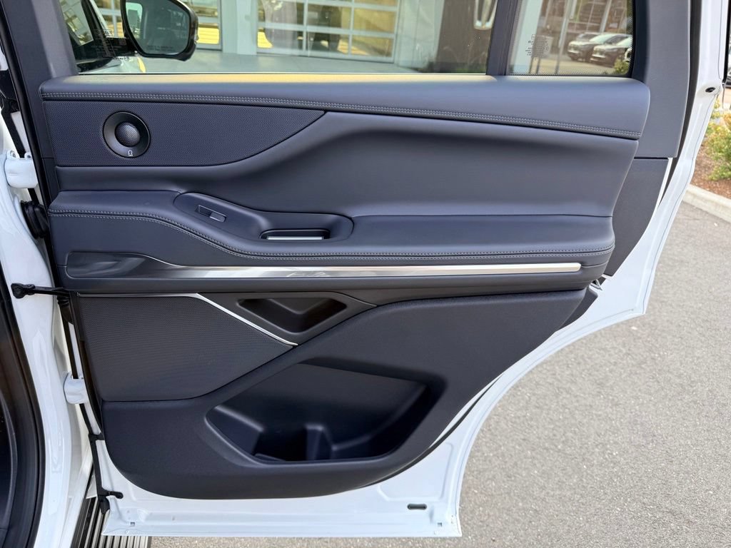 New 2027 Lincoln Navigator Premiere AWD/4WD image 31